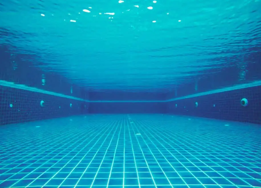 Photo under water in a pool